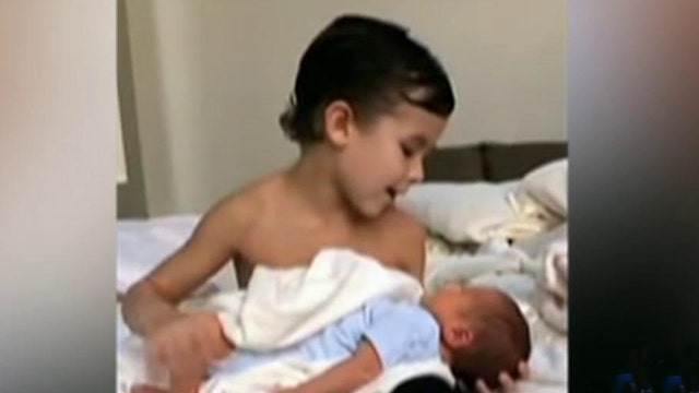 Little boy welcomes baby brother with lullaby in viral video
