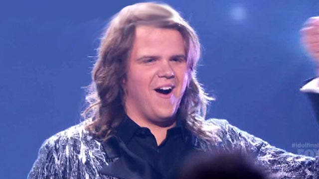 Caleb Johnson rocks out with his fans
