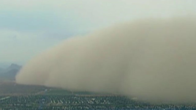 Dust storm blankets Phoenix, AZ