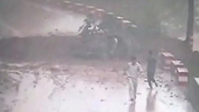 Driver, passengers escape massive mudslide in China