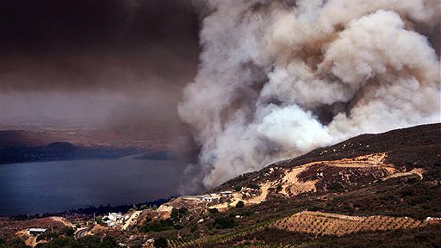 Firefighters battle raging blaze in Southern Calif.