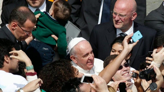 Pope urges young people to not waste time on Internet