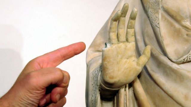 US tourist accidentally snaps finger off 600-year-old statue