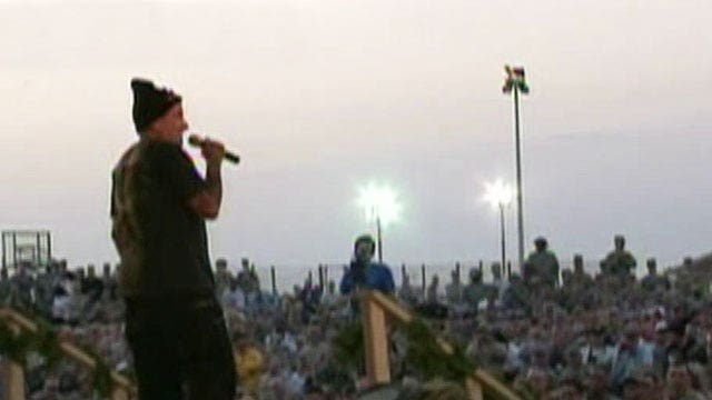 Robin Williams performs for troops at camp Arifijan, Kuwait