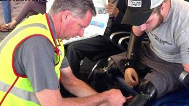 Pic of airport mechanic helping wounded warrior goes viral
