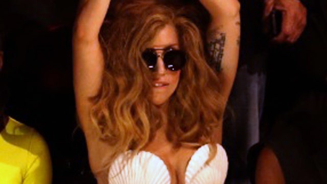 Lady Gaga forgets her clothes