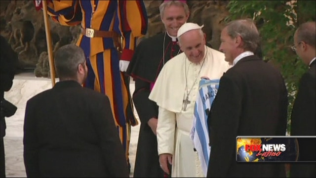 Pope meets soccer stars participating in Match for Peace