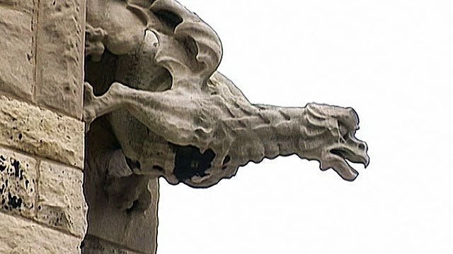 Gargoyle statue falls, kills Chicago woman