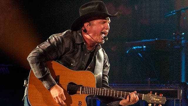 Garth Brooks returns to world stage