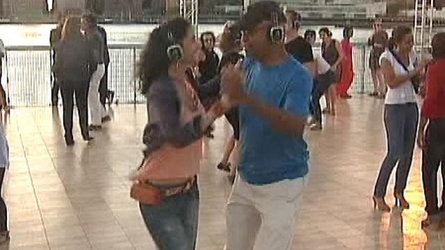 New silent dance craze sweeps New York City
