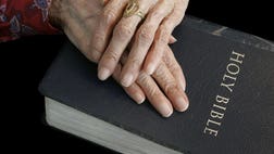 >Funeral director begins fight for return in Chicago