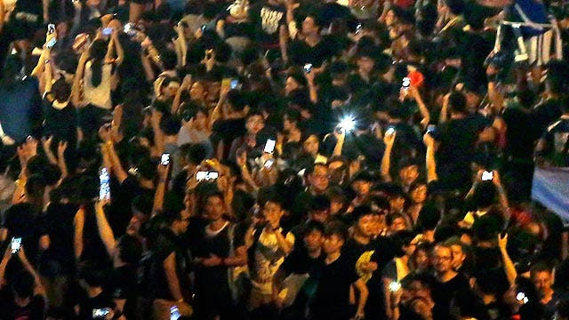Hong Kong protesters demand to meet with city leader