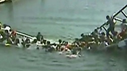 >Dozens dunked after bridge gave way while visitors boarded ferry in China