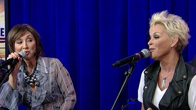 Lorrie Morgan and Pam Tillis sing 'I Am a Woman'