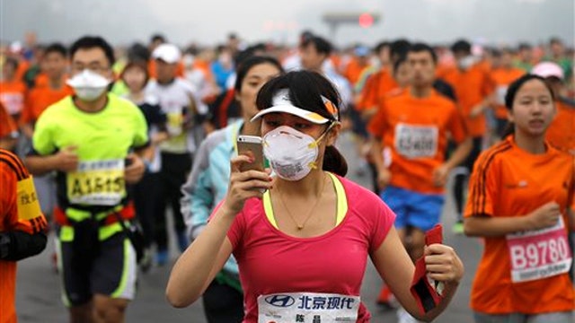 Beijing runners wear masks in smog marathon