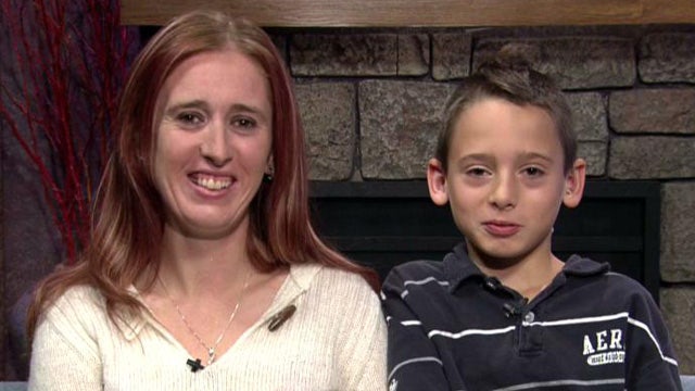 Quick-thinking little boy grabs wheel after mom has seizure