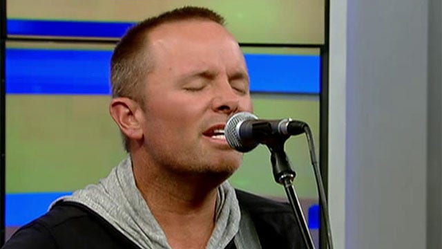 Chris Tomlin performs new single 'Jesus Loves Me'