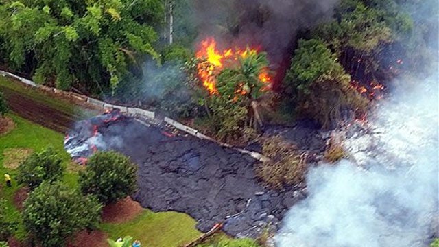 Hawaii lava flow stalls not far from small town