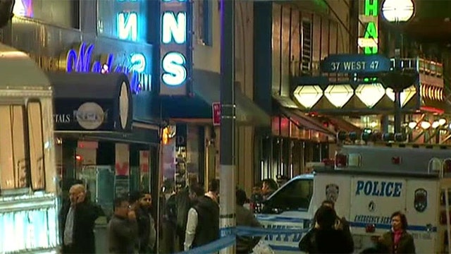 Police searching for two men who robbed NYC jewelry store 