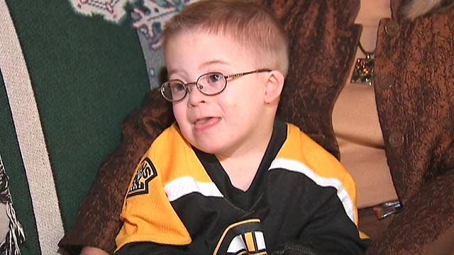 Young Bruins fan, cancer survivor fist bumps entire team