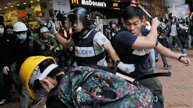 Protesters in new clashes with police in Hong Kong