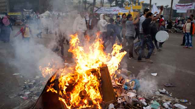 Violent street battles leave seven dead in Egypt