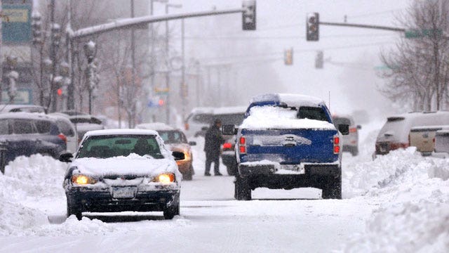 Heavy snow, high winds clobbers Midwest