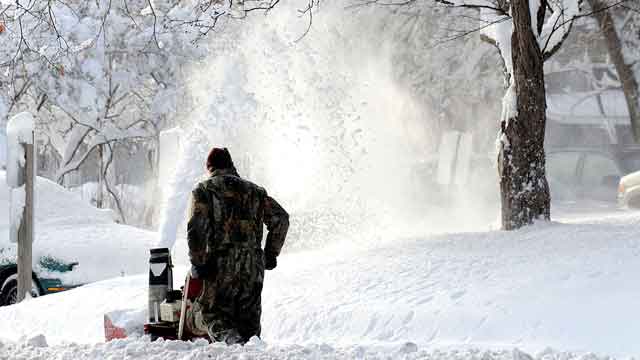 Winter storm dumps deep snow on Midwest