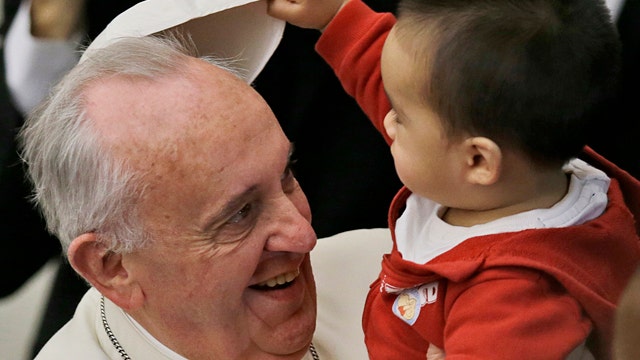Boy adorably snatches pope's cap