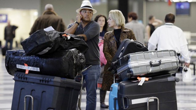 Airlines make almost $1 billion on baggage fees last year