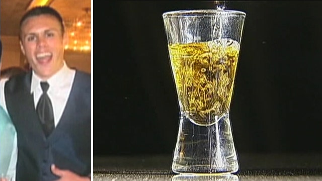 22 anggota persaudaraan menghadapi tuntutan pidana setelah siswa meninggal setelah minum minuman keras