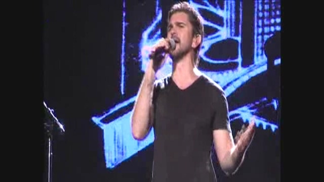 Juanes pays tribute to the soldiers in Colombia