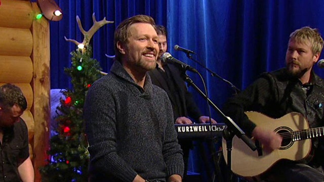 Craig Morgan performs 'Chestnuts Roasting on an Open Fire'