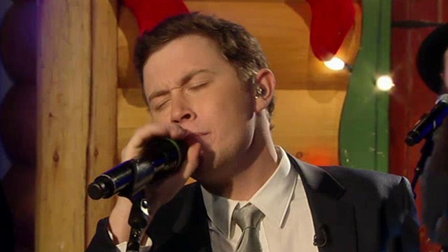 Scotty McCreery performs 'Santa Claus is Back in Town'