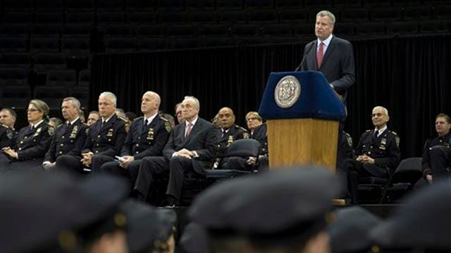 NYC mayor gets mixed welcome at NYPD graduation ceremony