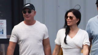 IN HIS PRIME: Buff Bezos flexes in Hawaii as Musk Twitter war rages