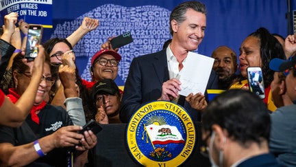 Los Angeles, CA - September 28:Gov. Gavin Newsom signs legislation raising California fast food workers minimum wage to $20 an hour at SEIU Local 721 in Los Angeles on Thursday, September 28, 2023. Newsom gave Anneisha Williams, who works at Jack in the Box and is a mother of six, a copy of the bill. (Photo by Sarah Reingewirtz/MediaNews Group/Los Angeles Daily News via Getty Images)