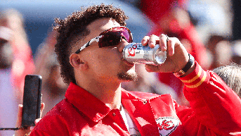 Chiefs star Patrick Mahomes owns 'Dad Bod' image by taking it to a new level