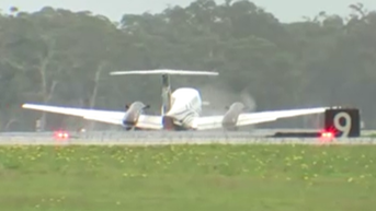 Plane descends on runway without landing gear after mechanical failure