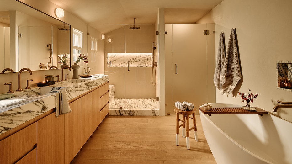 Das eigene Badezimmer verfügt über zwei Duschen und eine Badewanne.