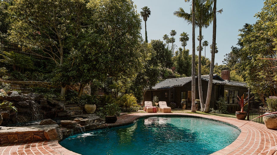 Um die Ecke der Terrasse liegt ein großer Swimmingpool.