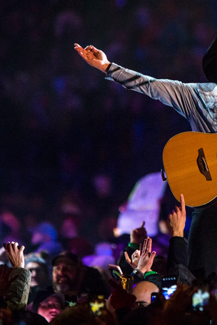 Country icon's 'Sanders' shirt causes UPROAR