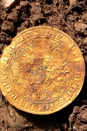 Treasure hunters find 14th-C coins worth $200G
