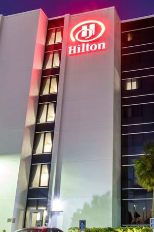 Negative review gets hotel guest arrested