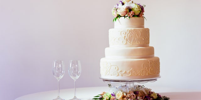 Reddit users side with father of the bride who was snubbed by 'bridezilla' daughter when he didn't eat cake read full article at worldnews365.me 5 "Everyone was having a slice" of cake at his daughter's wedding, writes a father on Reddit about his family drama. But he "didn't want any" and thought it would be "no big deal."