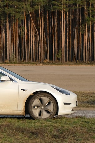 Tesla driver STOLE electricity from police