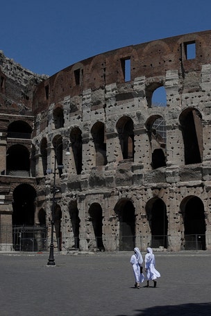 Tourist BEHAVES BADLY at Colosseum