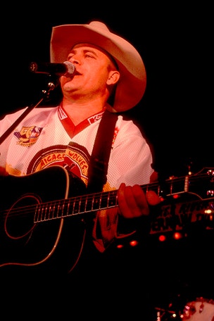 Country singer dies at 60