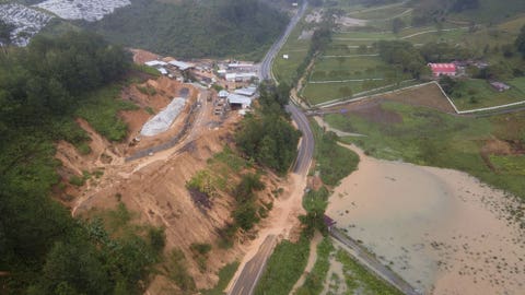 Guatemala digs through landslide where 100 believed buried