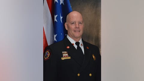 Firefighter helps veteran suffering from PTSD episode on airplane